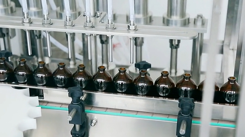 哪些商品是由自动液体灌装机灌装的？ 