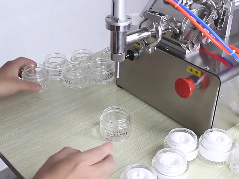 小型自动灌装机:提升生产效率的便捷利器 小型自动灌装机:提升生产效率的便捷利器